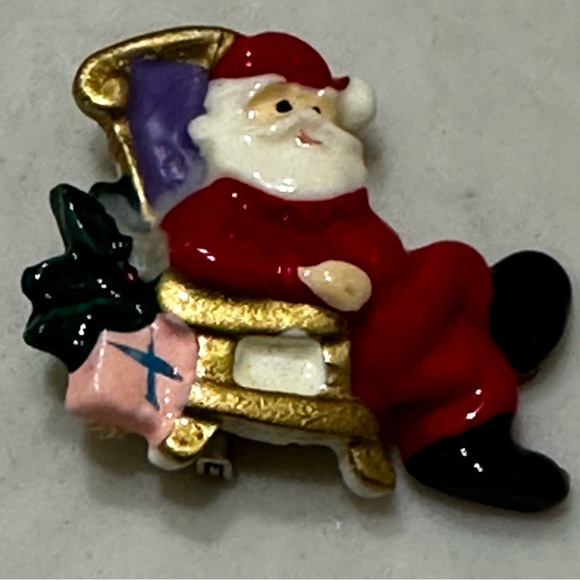 Vintage Santa Brooch Pin Molded Plastic Sitting In A Chair Christmas - Picture 2 of 8